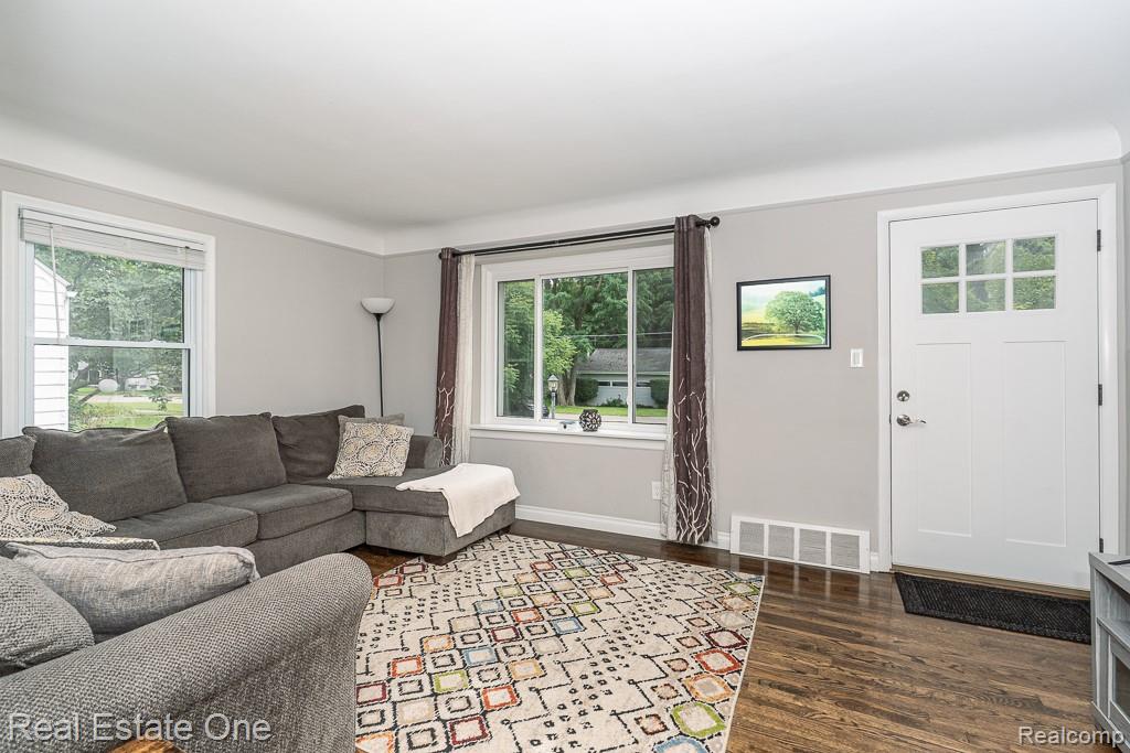 4196 Grayton Drive, Waterford, MI 48328 — Photo 12