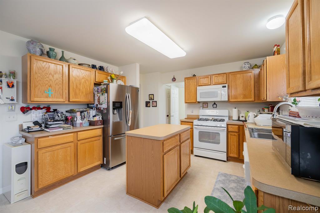 9884 HIGH MEADOW Drive, Ypsilanti, MI 48198 — Photo 6