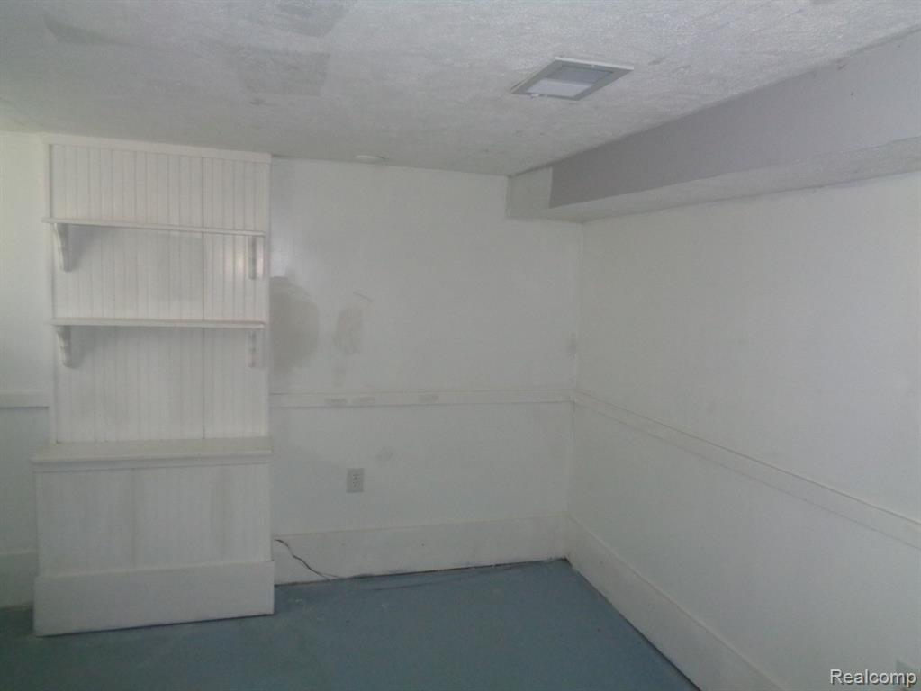 684 RIVERBANK Street, Wyandotte, MI 48192 — Photo 12
