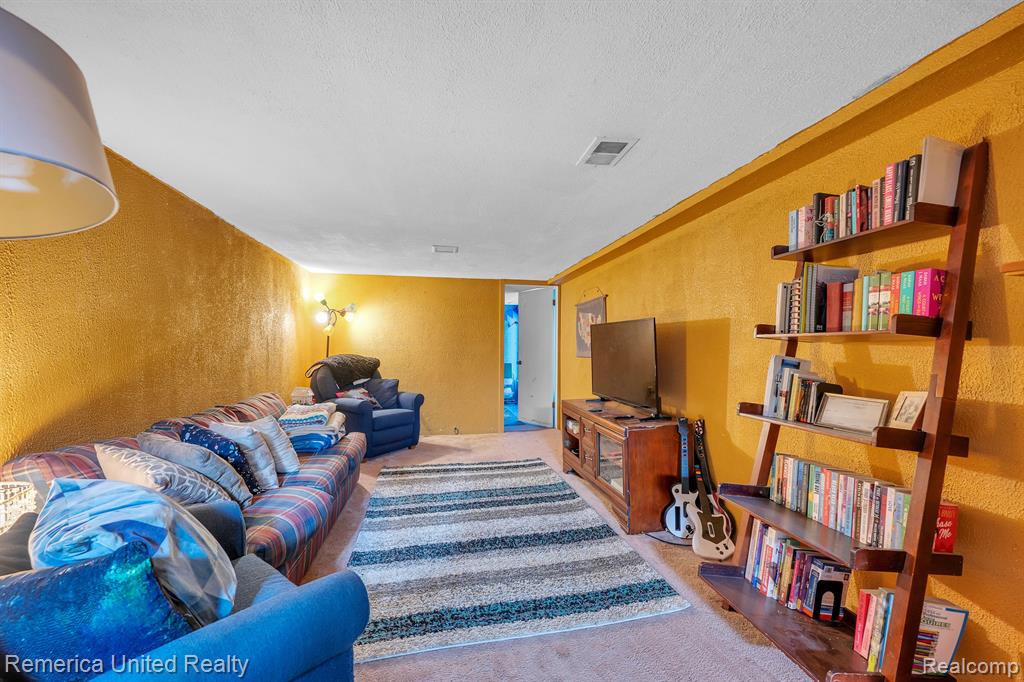 8906 E DEBORAH, Livonia, MI 48150 — Photo 30