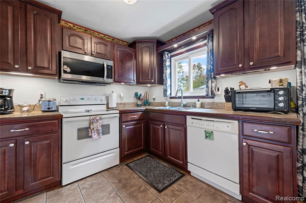 6815 Apache Trail, Westland, MI — Photo 16