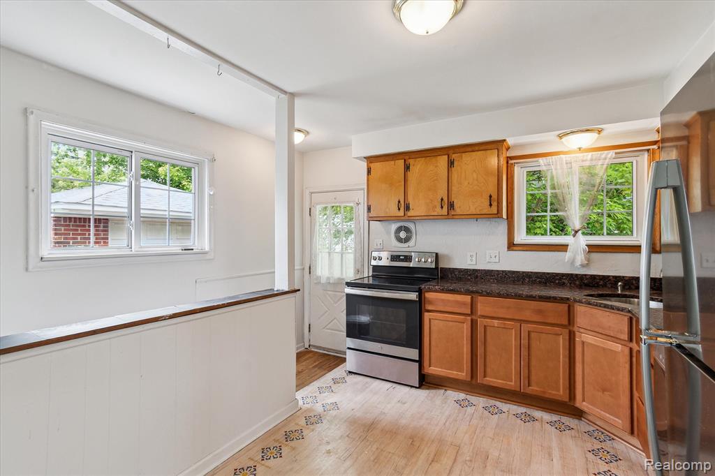 8242 MONROE Boulevard, Taylor, MI 48180 — Photo 11