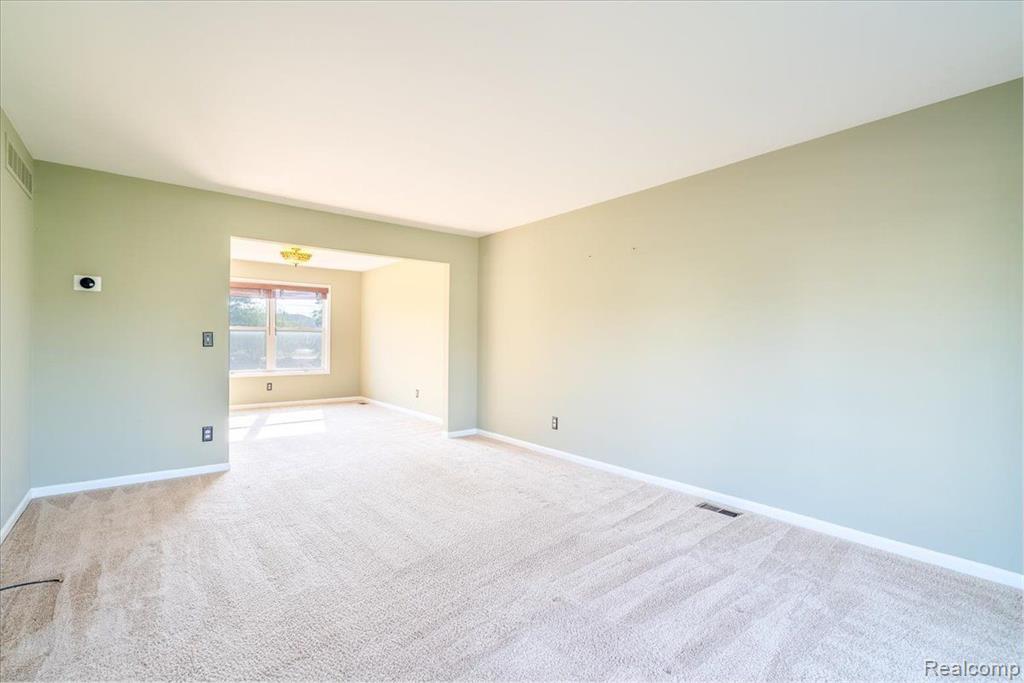 9429 MADISON Drive, Belleville, MI 48111 — Photo 7