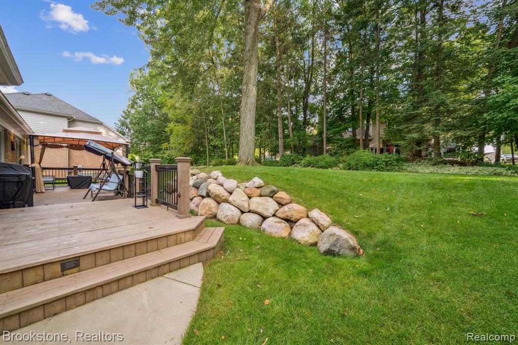 576 BLOOMER RIDGE Drive, Rochester, MI 48307 — Photo 44