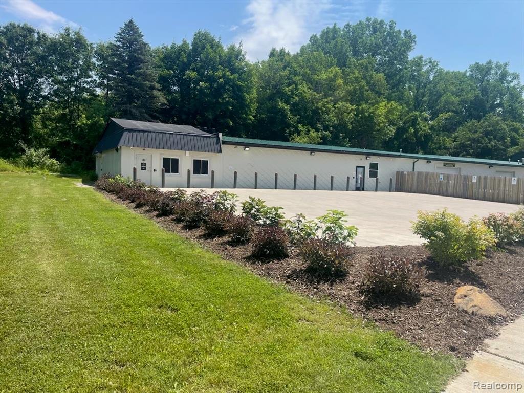 592 E Lakeville Road, Oxford, MI 48371 — front exterior