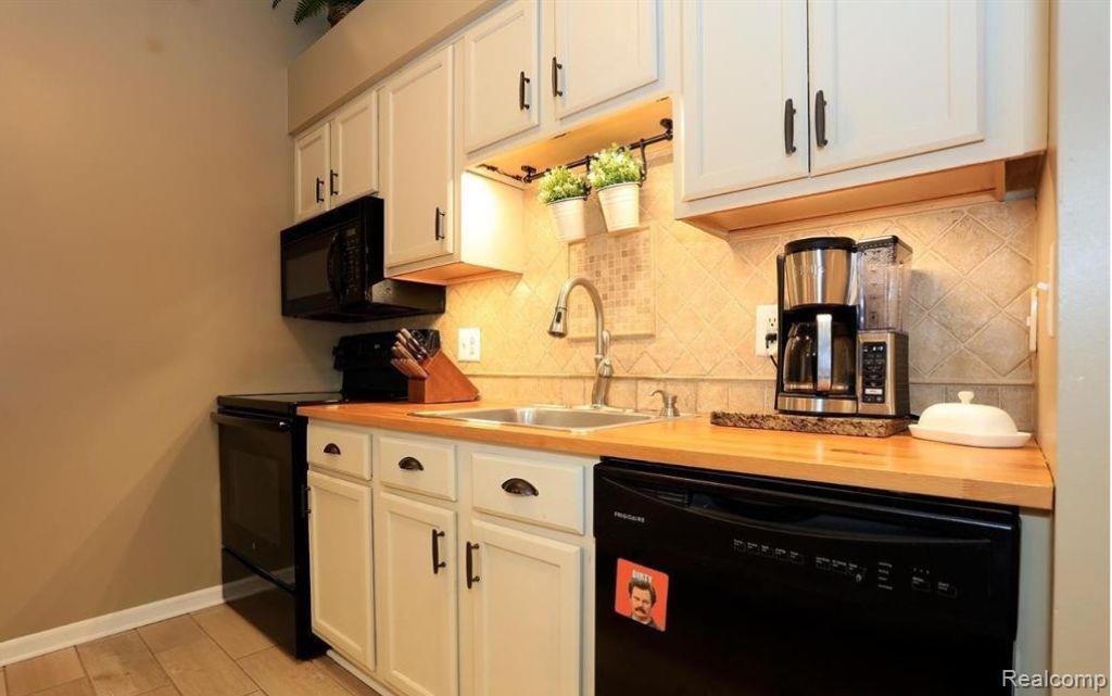 45977 Tallgrass Court, Belleville, MI 48111 — Photo 7