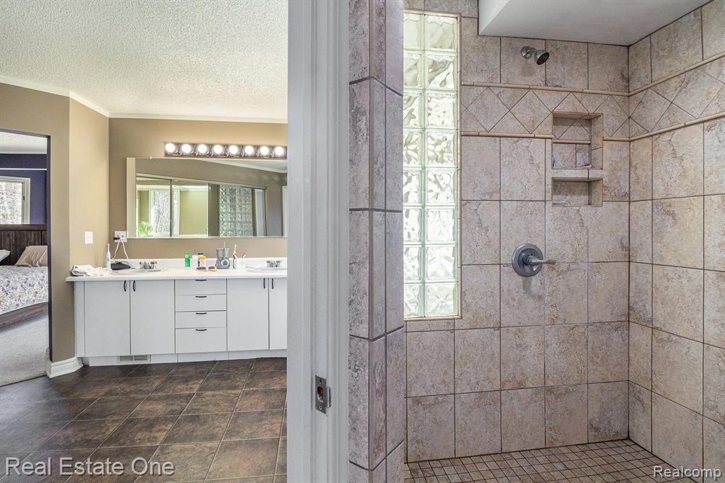 8155 Sheraton Park Drive, Fenton, MI 48430 — Photo 28