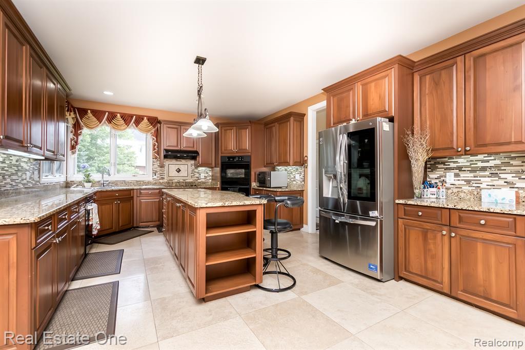18090 Peninsula Way, Northville, MI 48168 — Photo 41