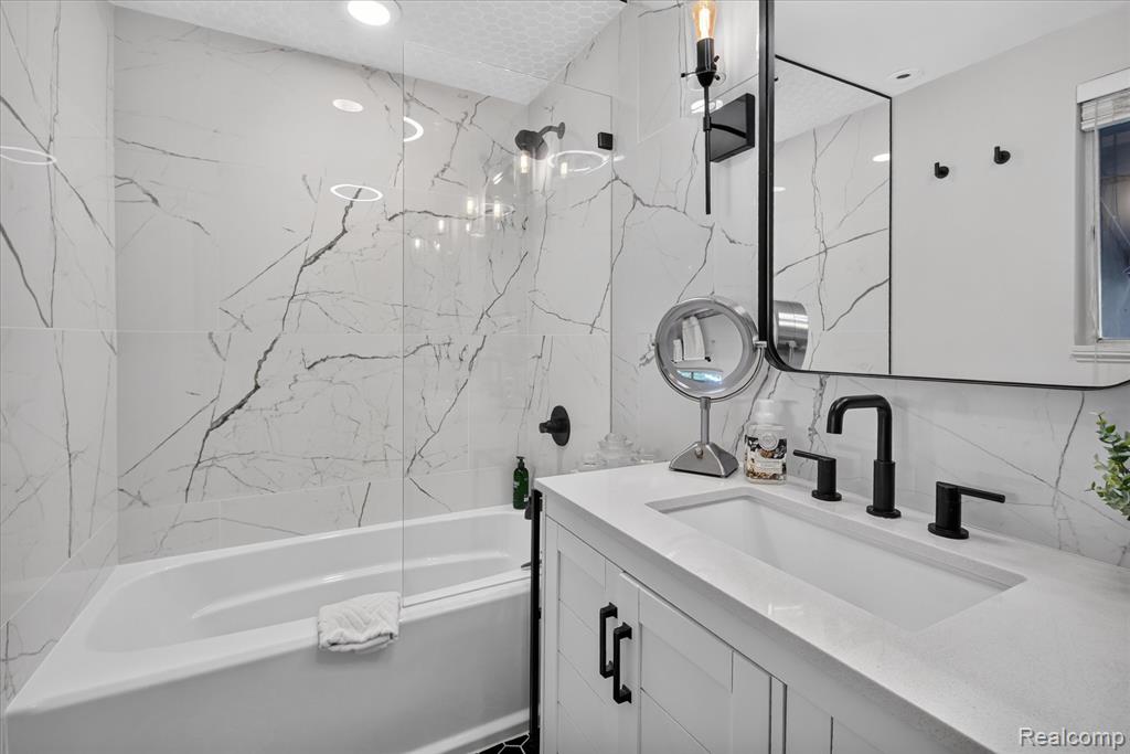 5050 Surfwood Drive, Commerce Twp, MI 48382 — Photo 31