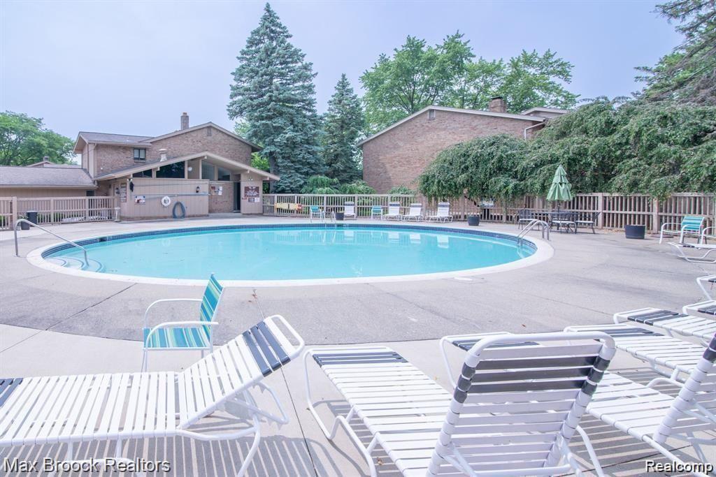 7338 Creek View Court, West Bloomfield, MI — Photo 26