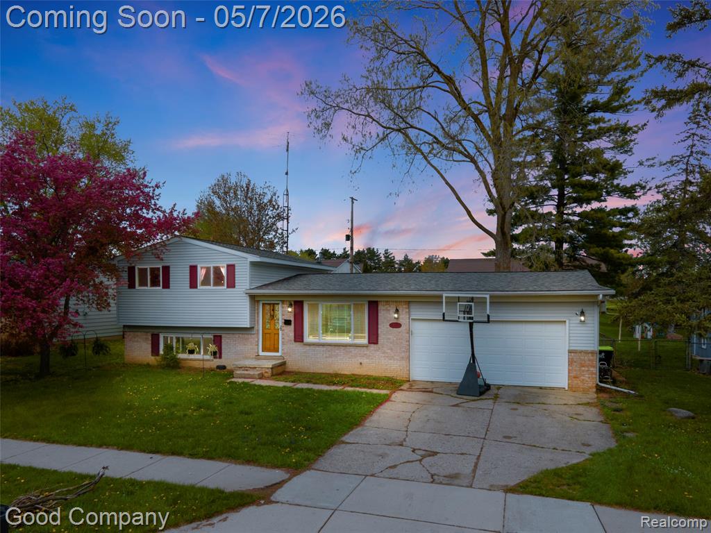 9072 Chesterfield Drive, Swartz Creek, MI 48473 — front exterior
