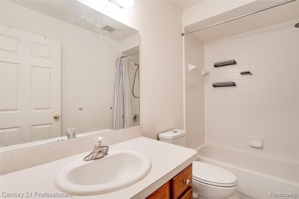 5958 Lochmore Drive, Commerce Twp, MI 48382 — Photo 49