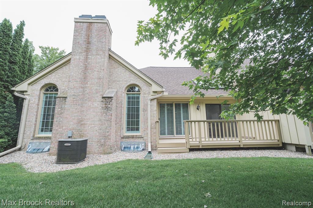 2426 HICKORY GLEN Drive, Bloomfield Hills, MI 48304 — Photo 37