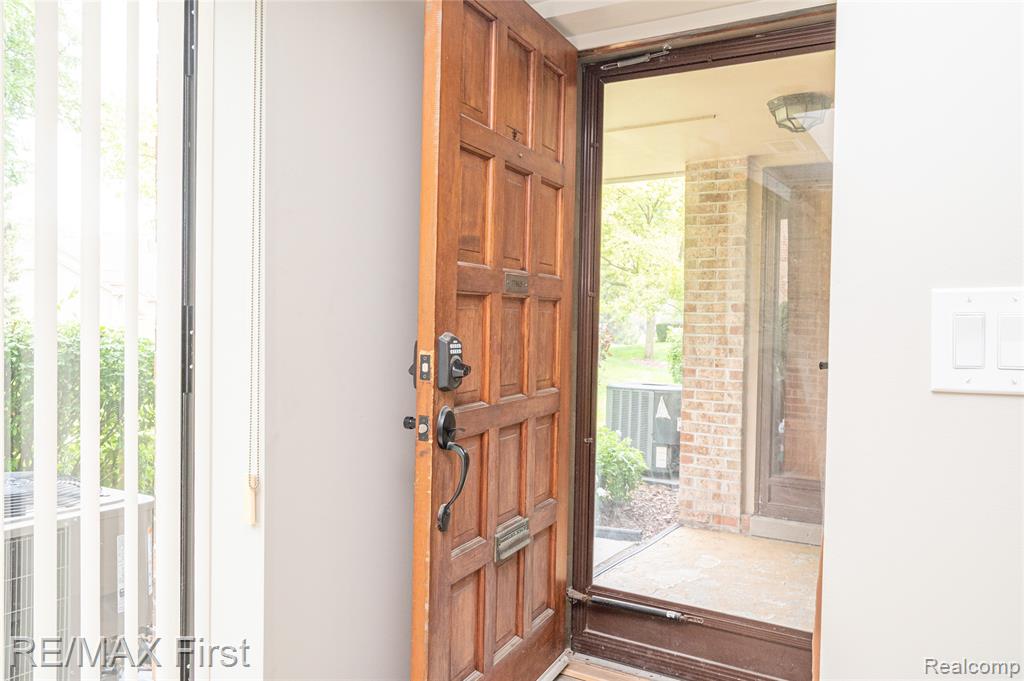 17865 University Park Drive, Livonia, MI 48152 — Photo 7