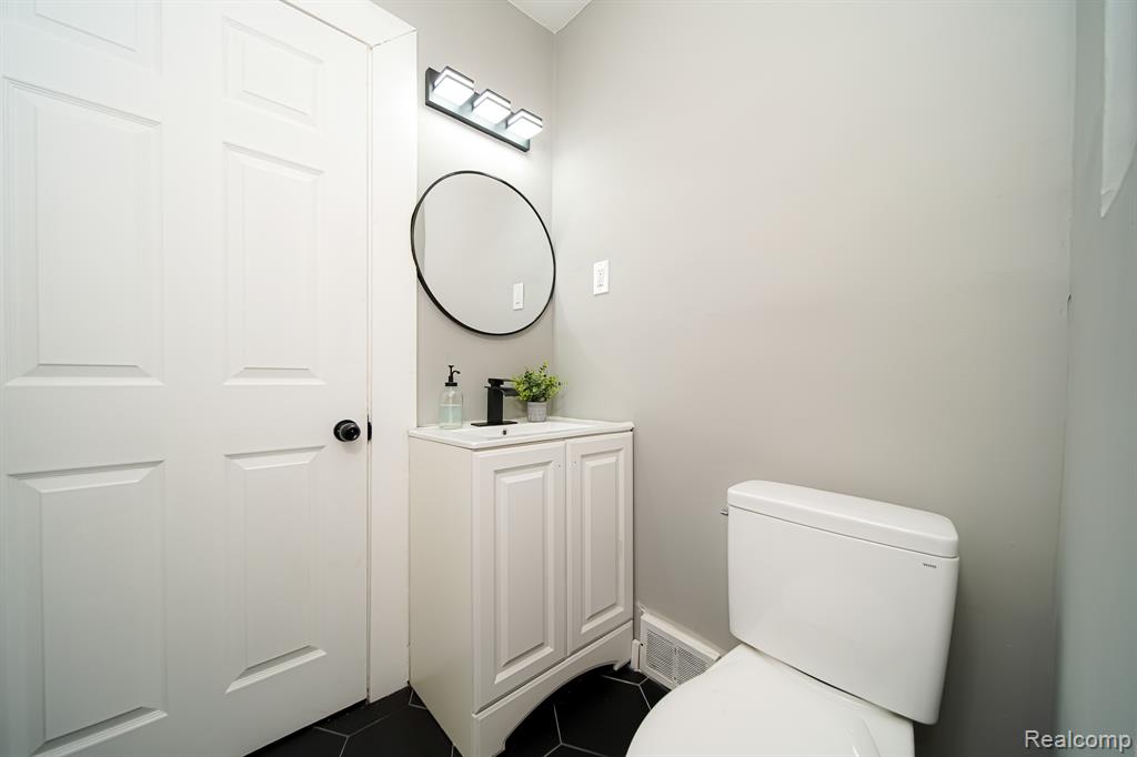 74 W BERNHARD Avenue, Hazel Park, MI 48030 — Photo 29
