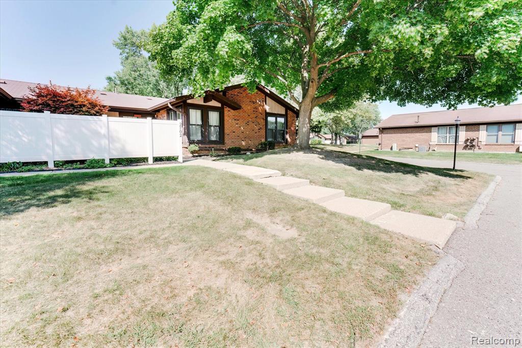 2702 ROUNDTREE Drive, Troy, MI 48083 — Photo 3