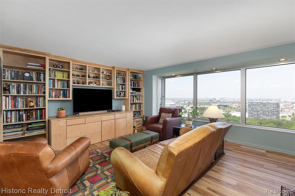 1300 E LAFAYETTE Street, 2408, Detroit, MI 48207 — Photo 3