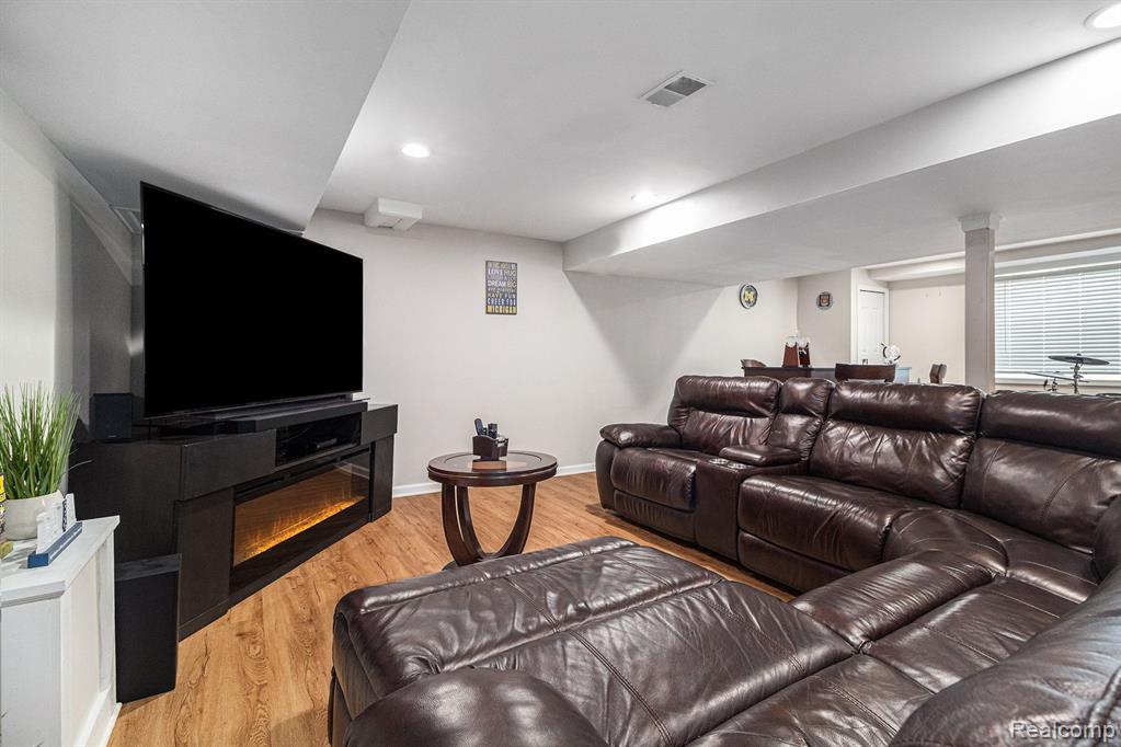 15893 PEBBLEBROOK Drive, Van Buren, MI 48111 — Photo 28