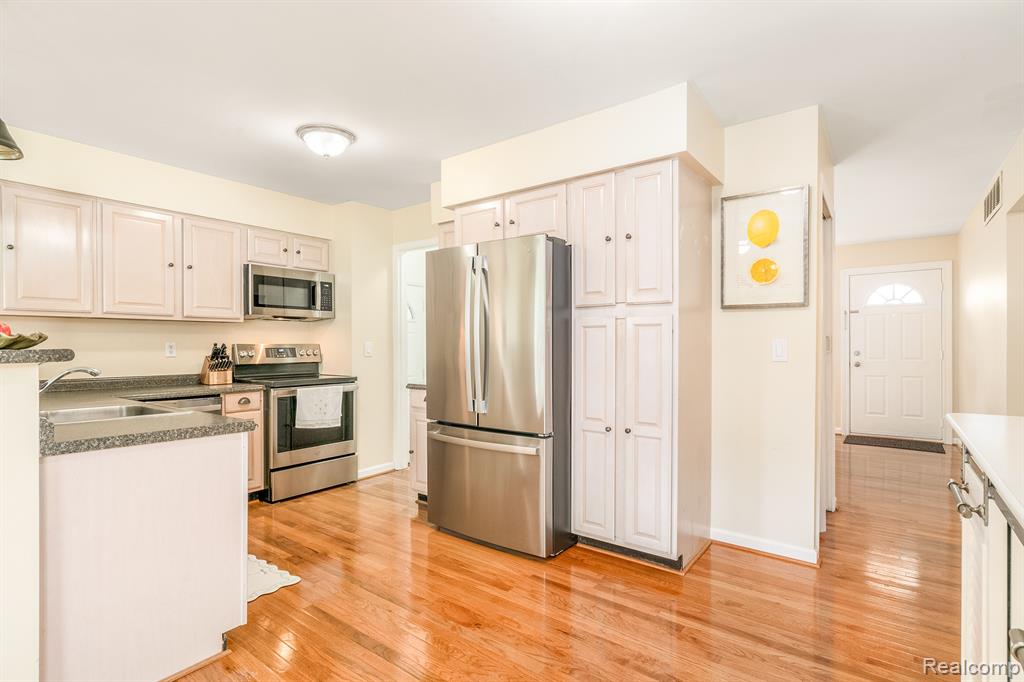 5745 NEW MEADOW Drive, Ypsilanti, MI 48197 — Photo 20