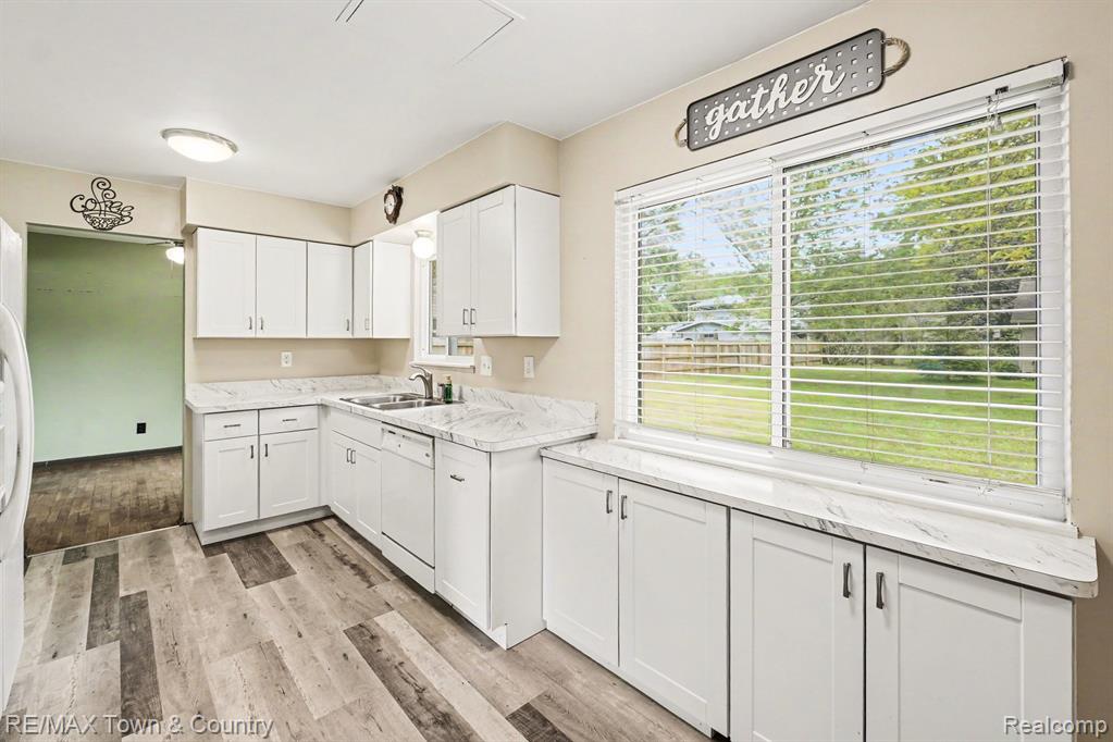 405 Terrace Drive, Flushing, MI 48433 — Photo 9