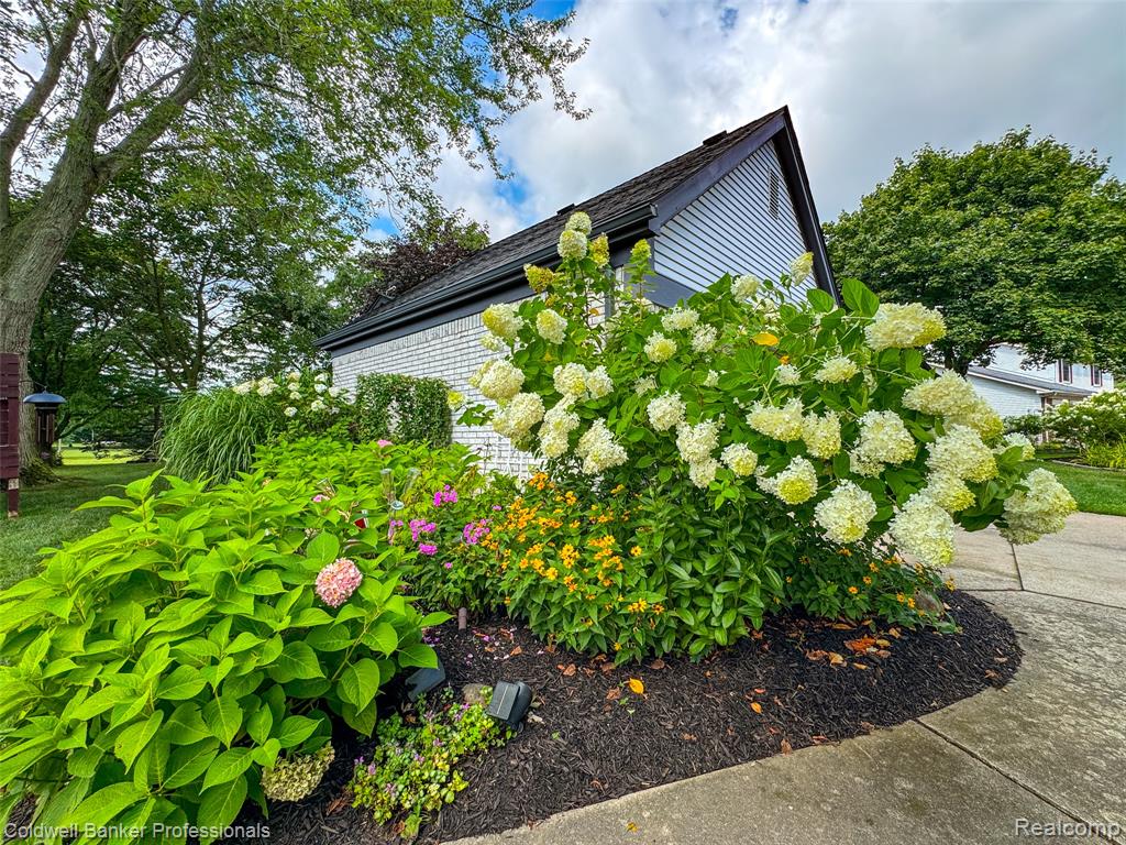 5075 Bayside Drive, Troy, MI 48098 — Photo 32