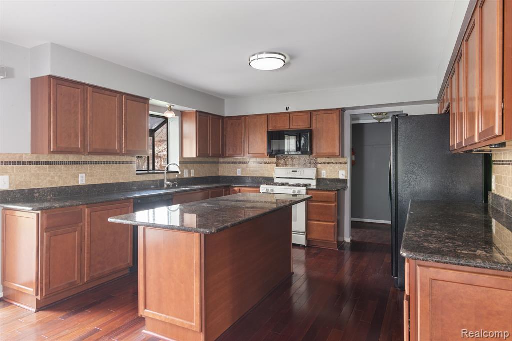 41450 REINDEER Drive, Novi, MI — Photo 11