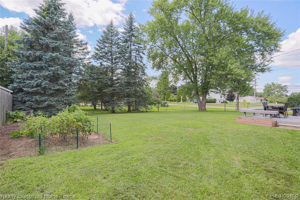 2687 Los Angeles Drive, Wolverine Lake, MI 48390 — Photo 58