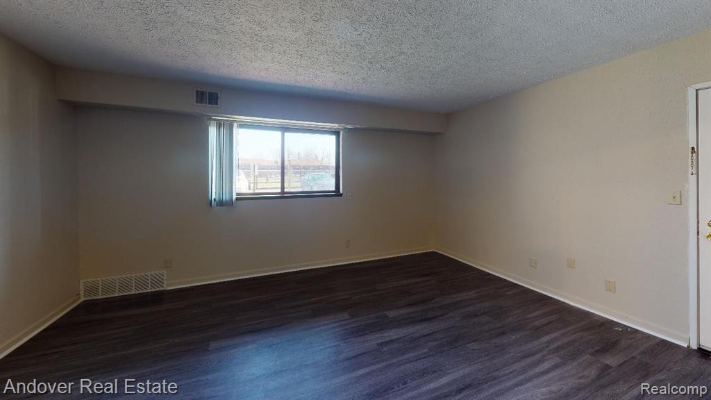 3021 N POINTE Drive, Jackson, MI 49202 — Photo 6