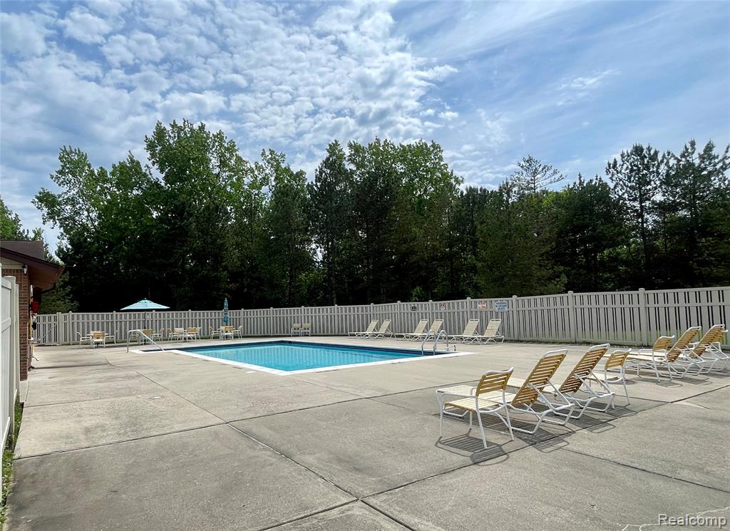 33765 Pondview Circle, Livonia, MI 48152 — Photo 25