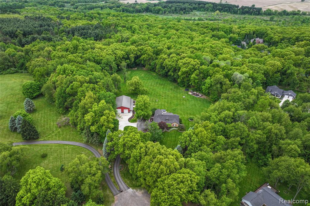490 Rolling Oaks Drive, Howell, MI 48843 — Photo 11