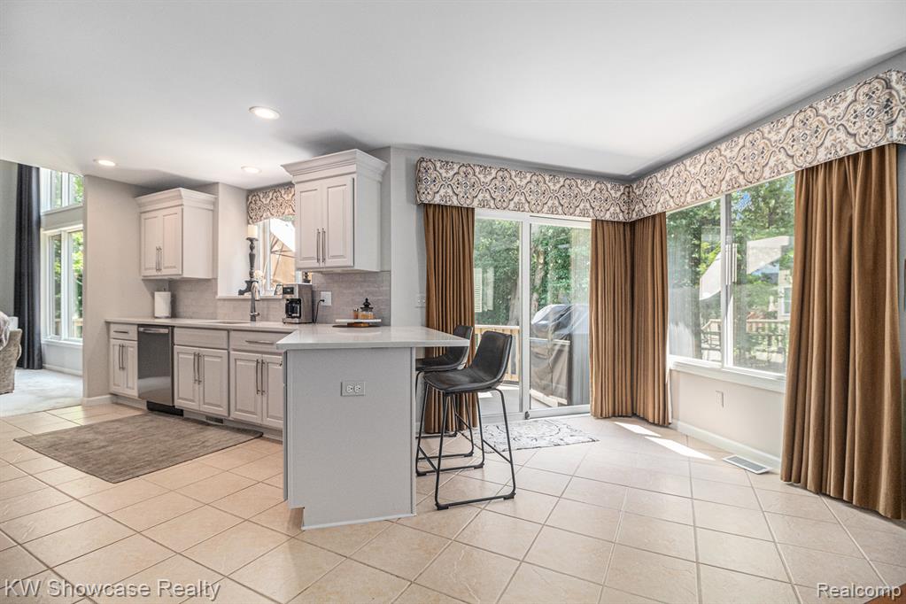 989 Suchava Drive, White Lake, MI — Photo 14