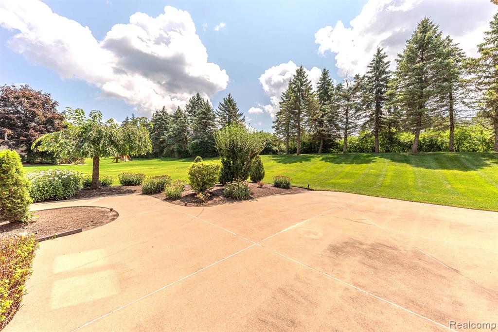 5003 HICKORY POINTE Drive, Orchard Lake Village, MI 48323 — Photo 77