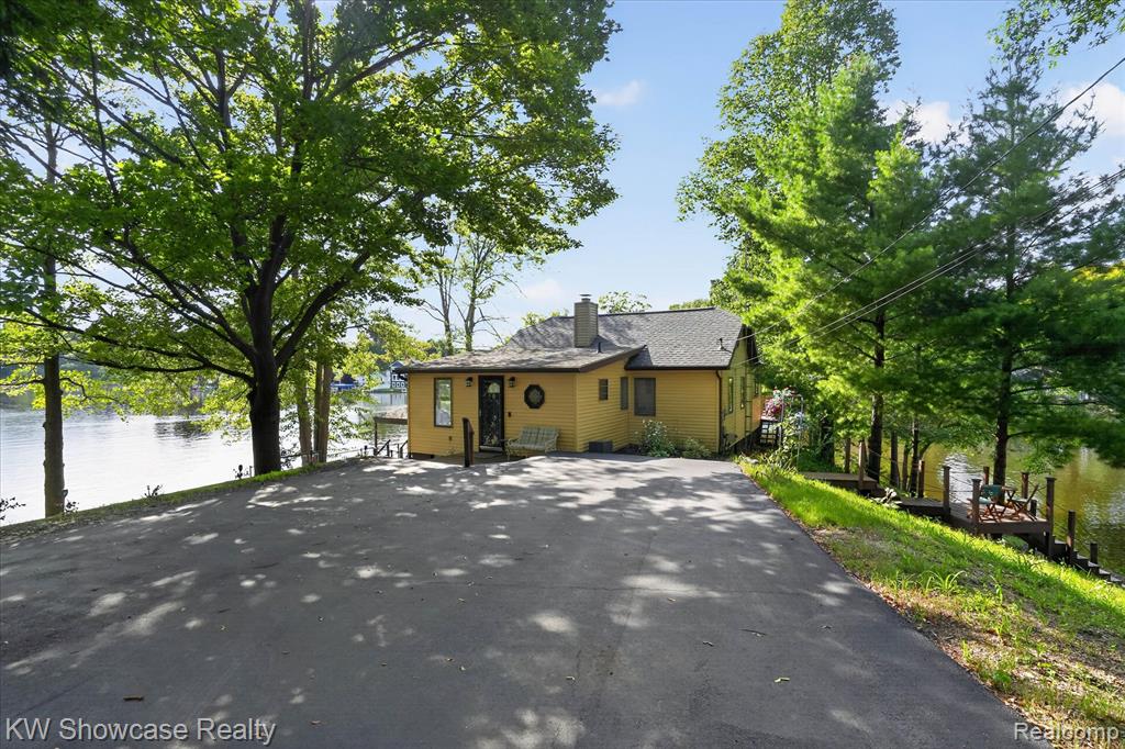 11438 RIVERBANK Lane, Pinckney, MI 48169 — Photo 5
