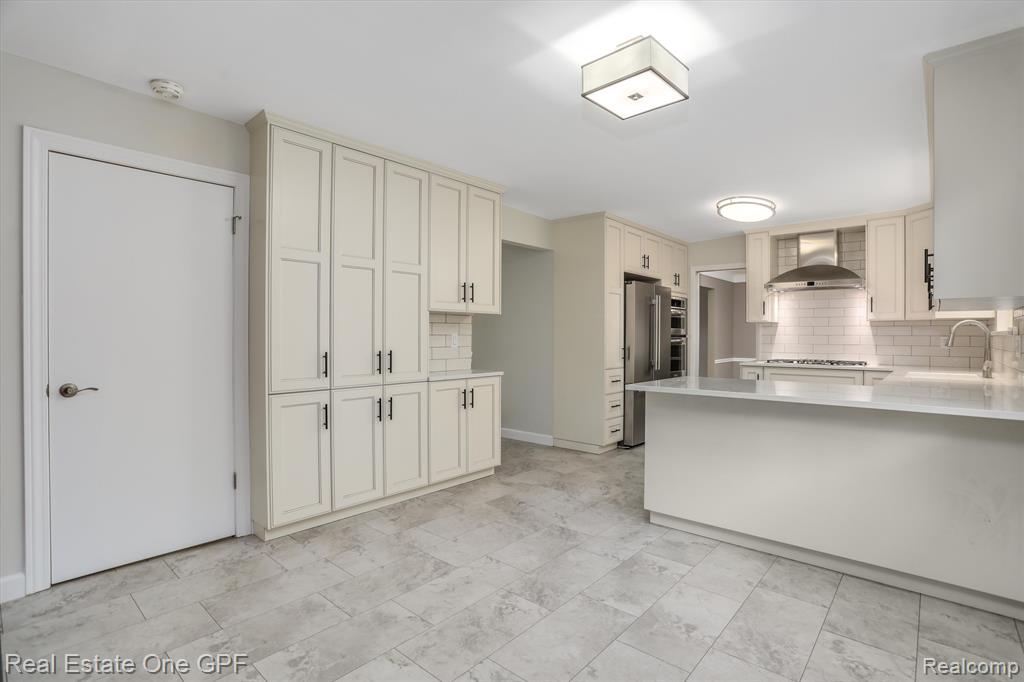 724 S ROSEDALE, Grosse Pointe Woods, MI 48236 — Photo 8