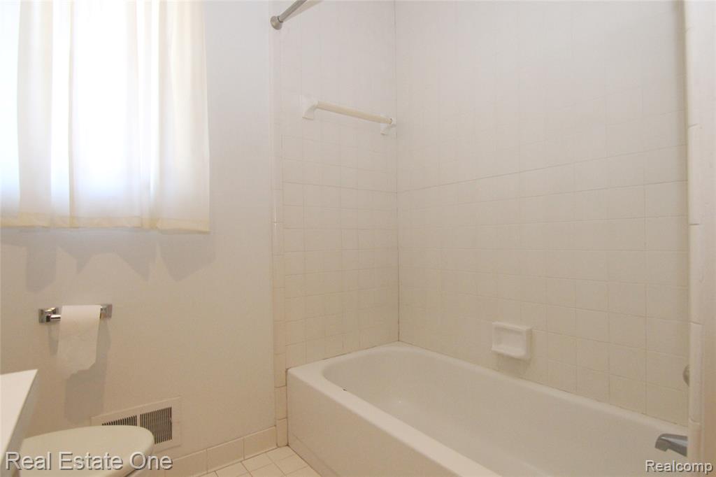 4458 Southmoor Lane, West Bloomfield, MI 48323 — Photo 20