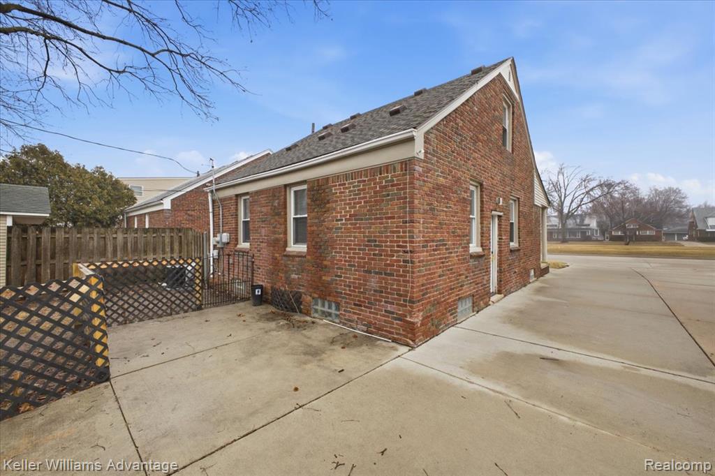 2145 Vernier Road, Grosse Pointe Woods, MI 48236 — Photo 37
