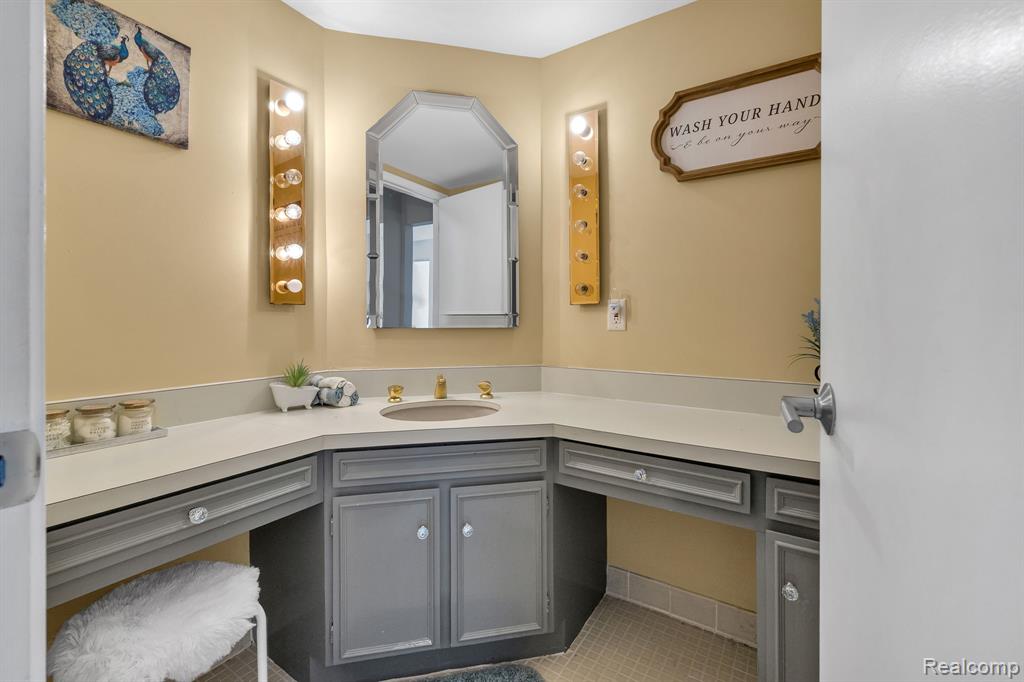 7258 Creeks Bend Court, West Bloomfield, MI — Photo 37