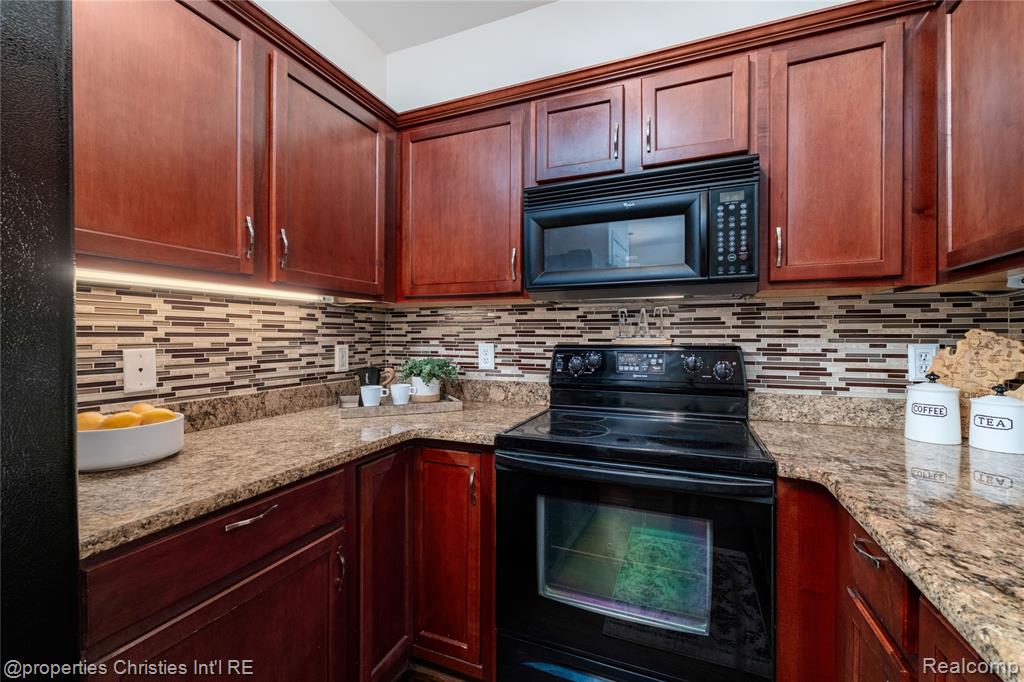 25558 Portico Lane, Novi, MI — Photo 10