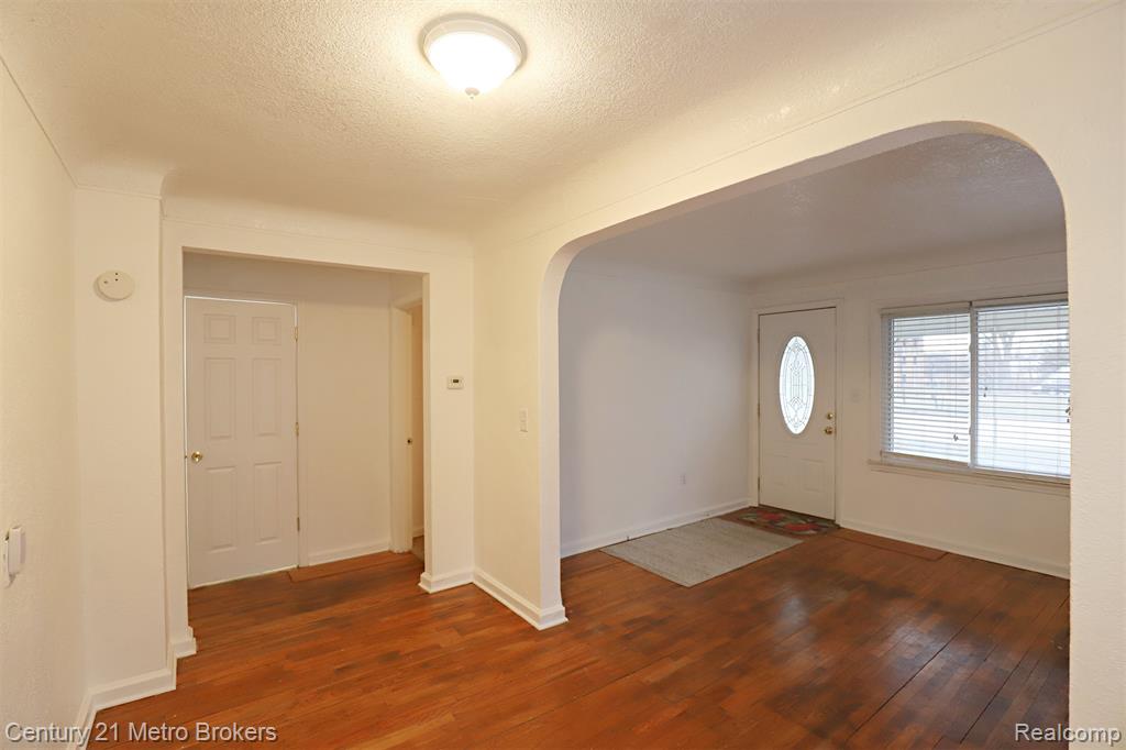 2074 N Center Road, Burton, MI 48509 — Photo 3