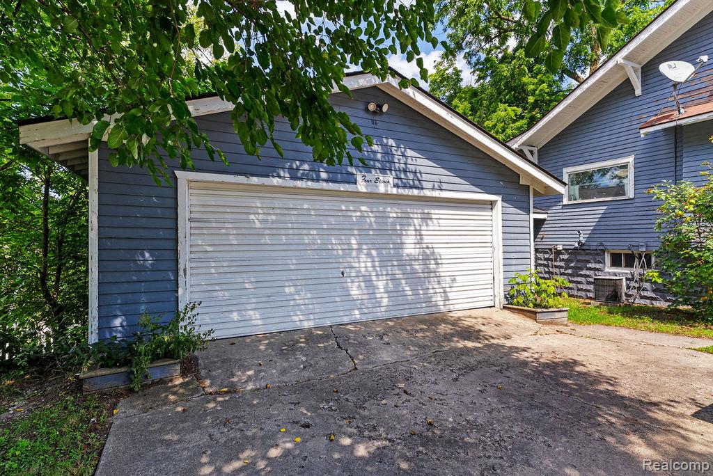 411 E Maple Street, Holly, MI 48442 — Photo 8