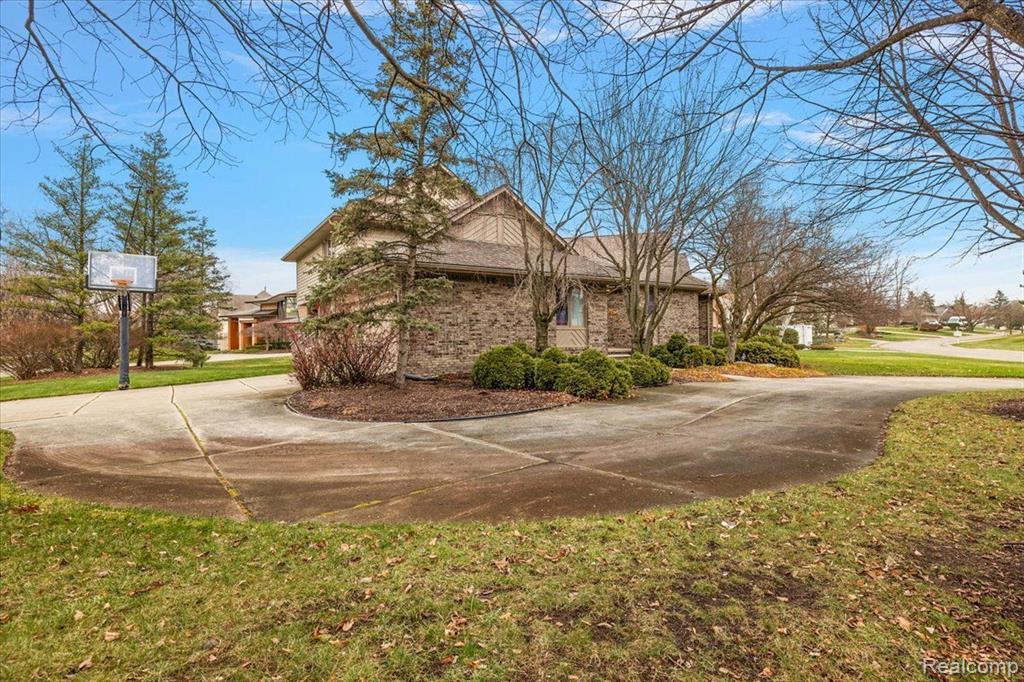 5385 POND BLUFF Drive, West Bloomfield, MI 48323 — Photo 75