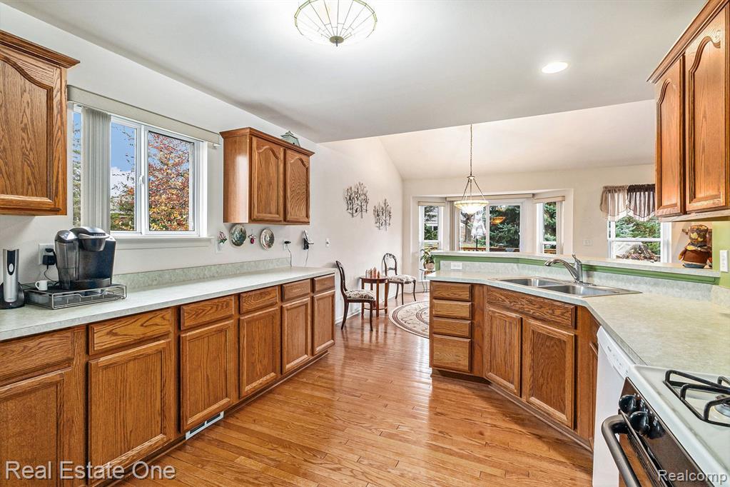 1153 ANDOVER Circle, Commerce Twp, MI 48390 — Photo 15