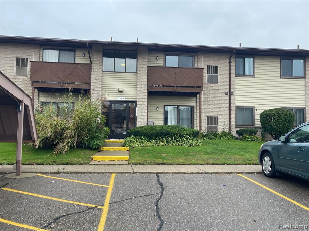 7599 MANOR CIR, Westland, MI — Photo 2