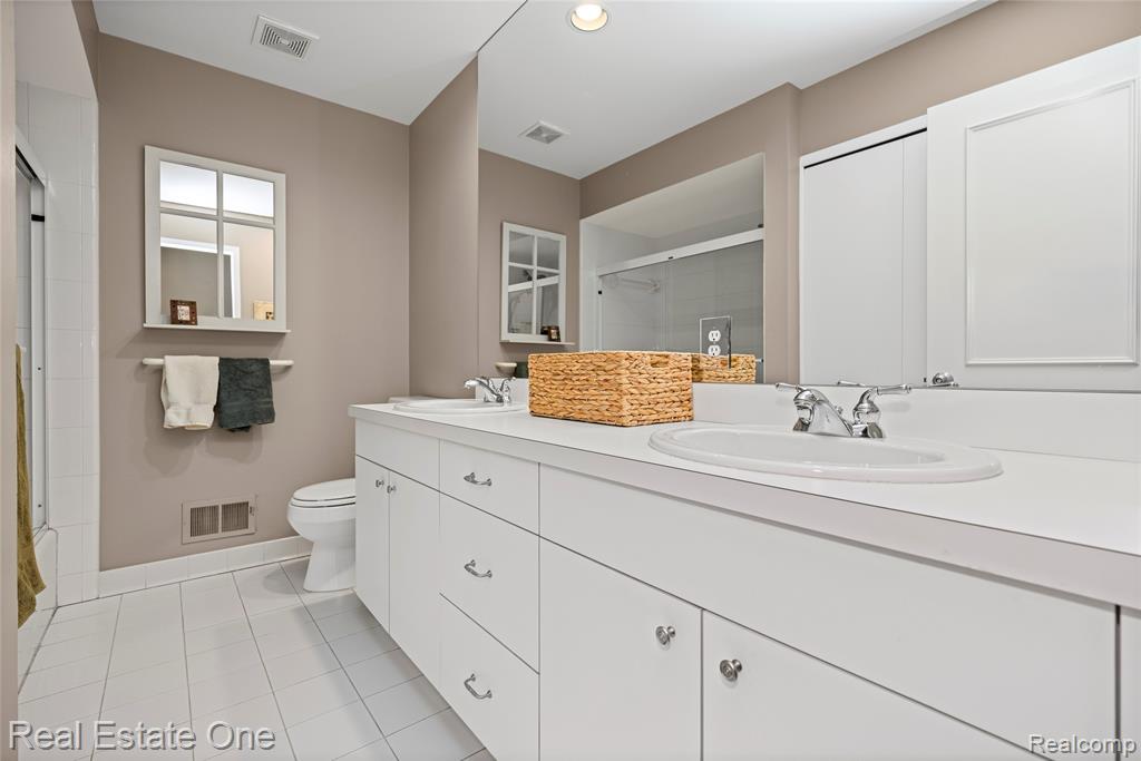 5087 Village Place Court, West Bloomfield, MI — Photo 35