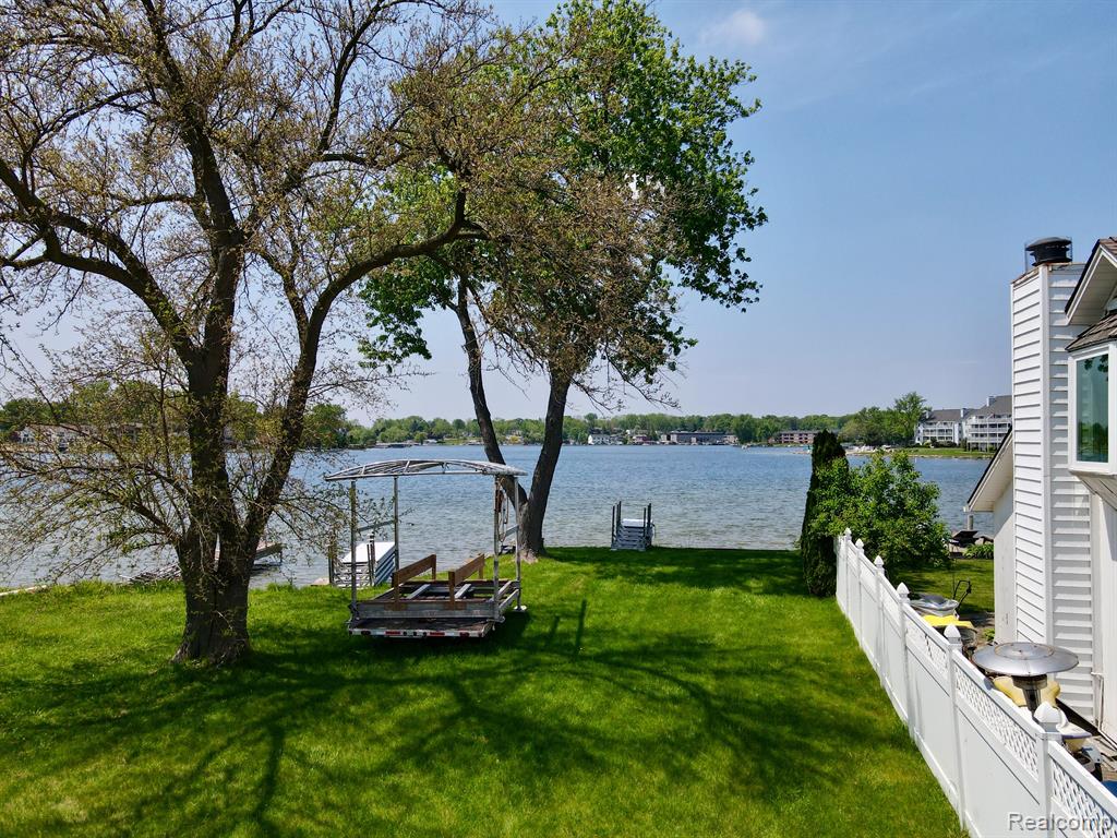 1384 Rossdale, Waterford, MI 48328 — Photo 2