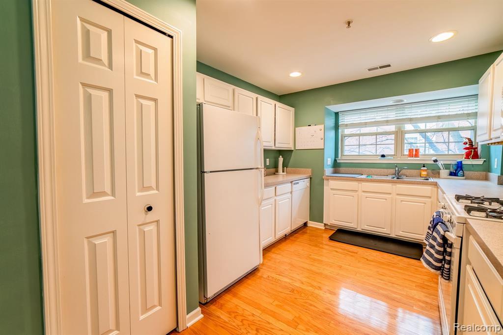 17026 FARMINGTON Road, Livonia, MI 48154 — Photo 14