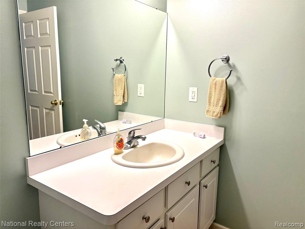 7053 Magnolia Lane, Waterford, MI 48327 — Photo 14