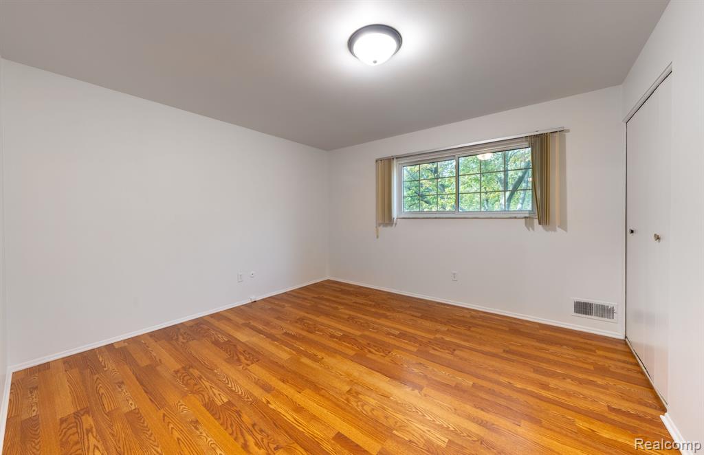676 E FOX HILLS Drive, Bloomfield Hills, MI 48304 — Photo 12
