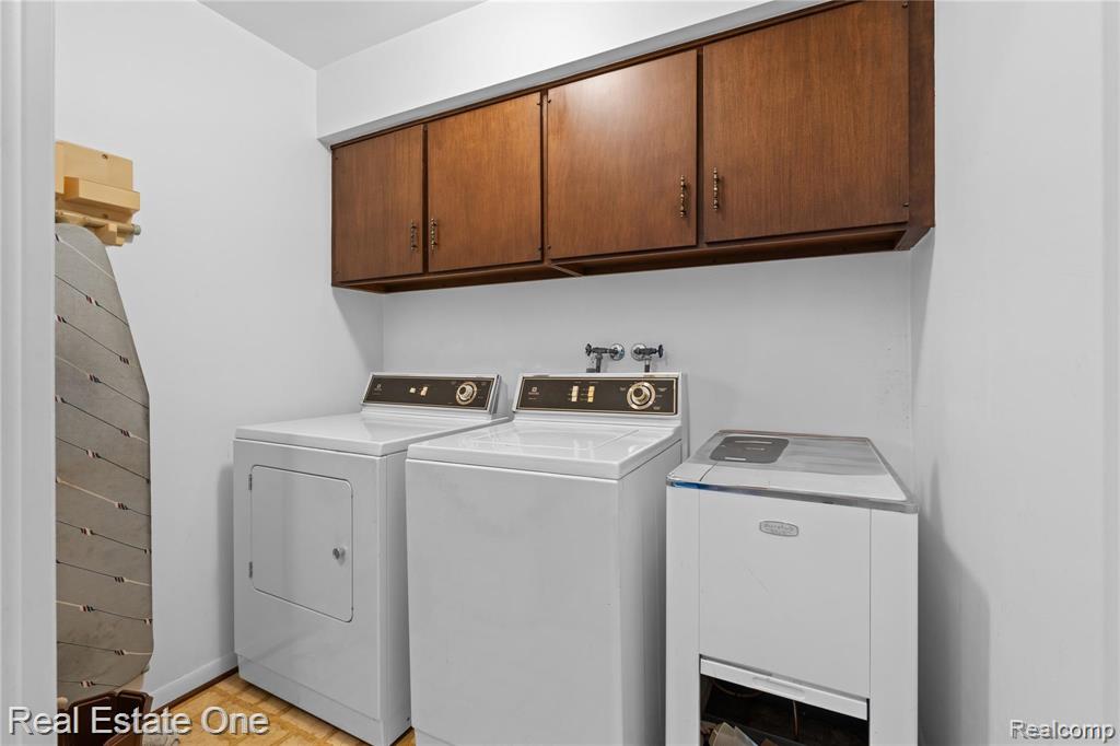 2 Brookwood Lane, Dearborn, MI 48120 — Photo 17