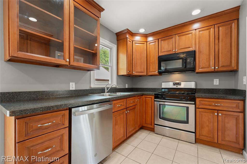 709 Elmwood Drive, Fenton, MI 48430 — Photo 15
